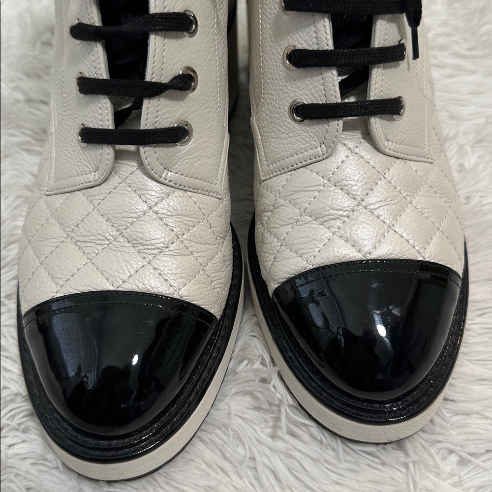 ❤️ AUTHENTIC! Chanel White Leather Lace Up Boots with Faux Pearl Detail - Picture 4 of 15